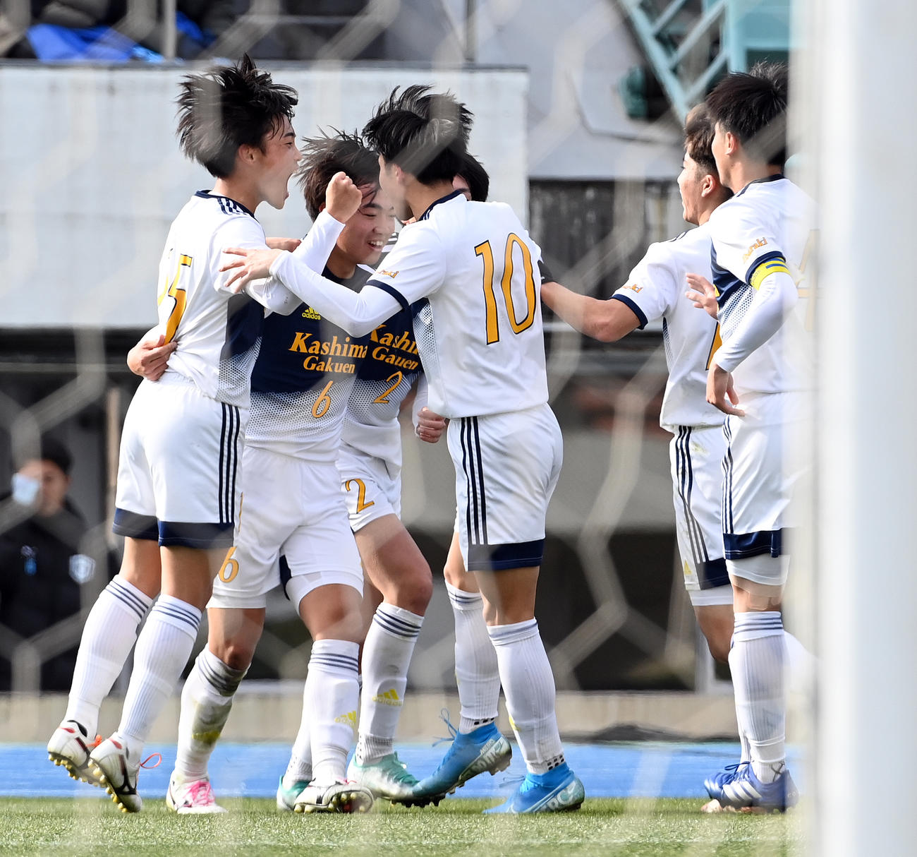 鹿島学園対岡山学芸館　前半、同点ゴールを決め喜ぶ鹿島学園・妹尾（左から2人目）（撮影・たえ見朱実）