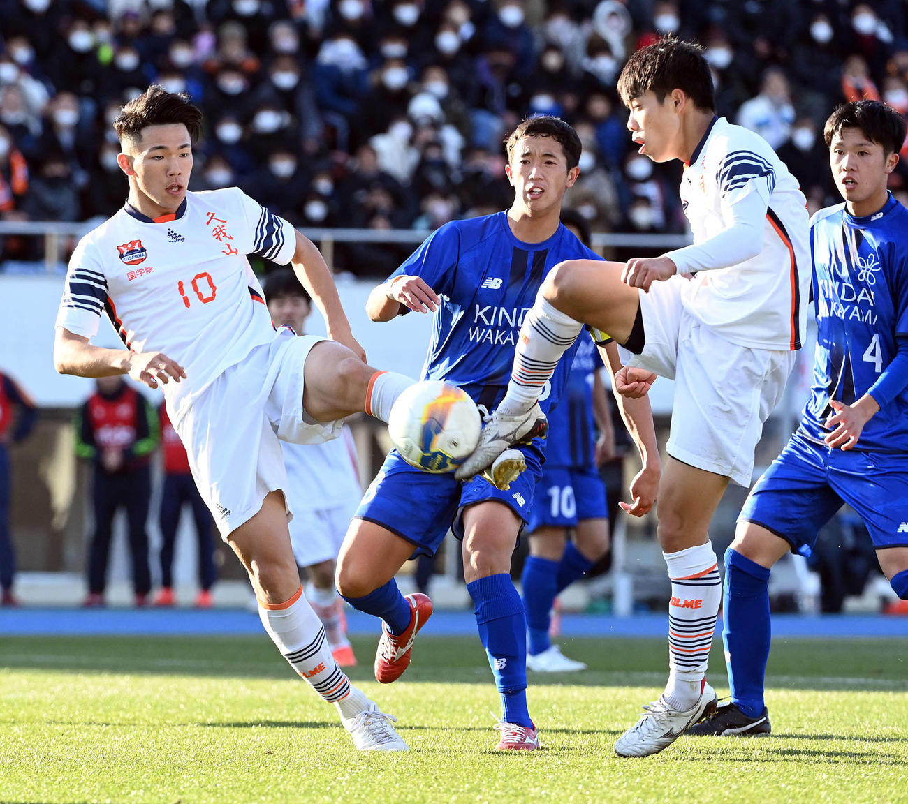 近大和歌山対国学院久我山　後半、国学院久我山・塩貝（左）と高橋が同時にキックし勝ち越しゴールを決める。公式得点者は右の高橋（撮影・たえ見朱実）