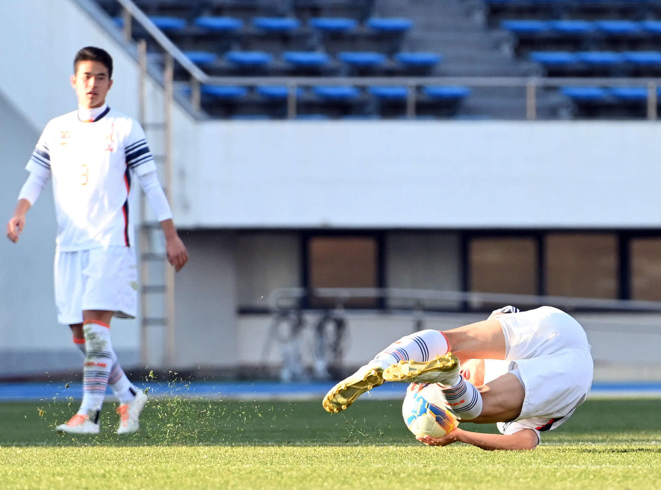 近大和歌山対国学院久我山　後半、近大和歌山に勝ち越し、中央にトライ　？！をする国学院久我山・塩貝（撮影・たえ見朱実）