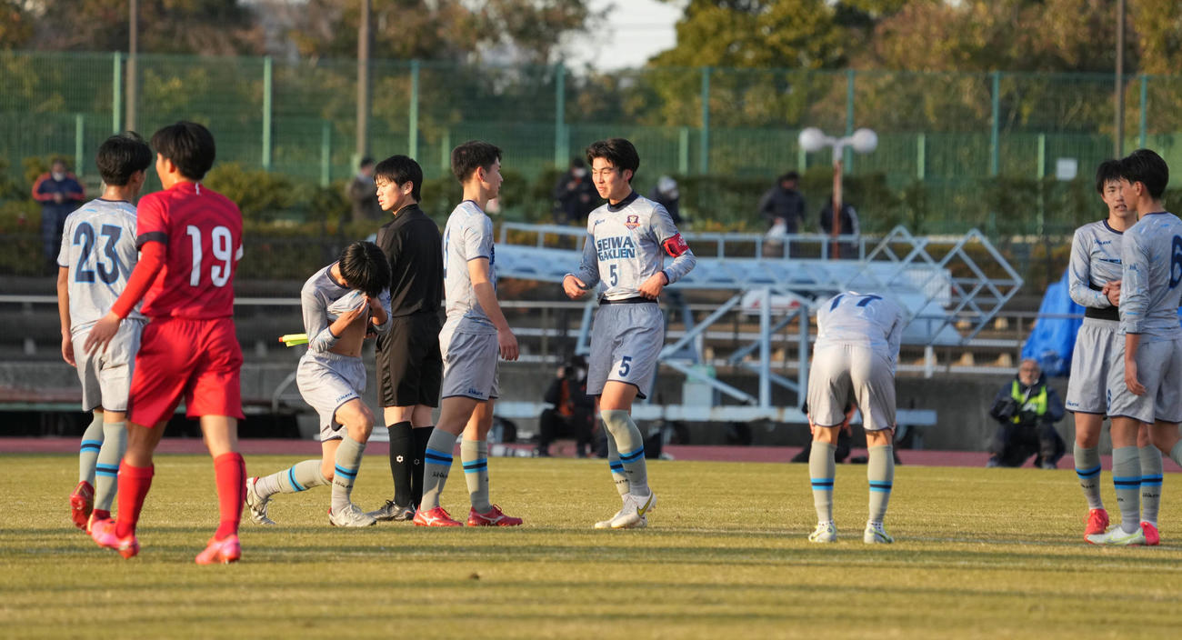 東山対聖和学園　2回戦で敗れがっくりする聖和学園イレブン（撮影・小沢裕）