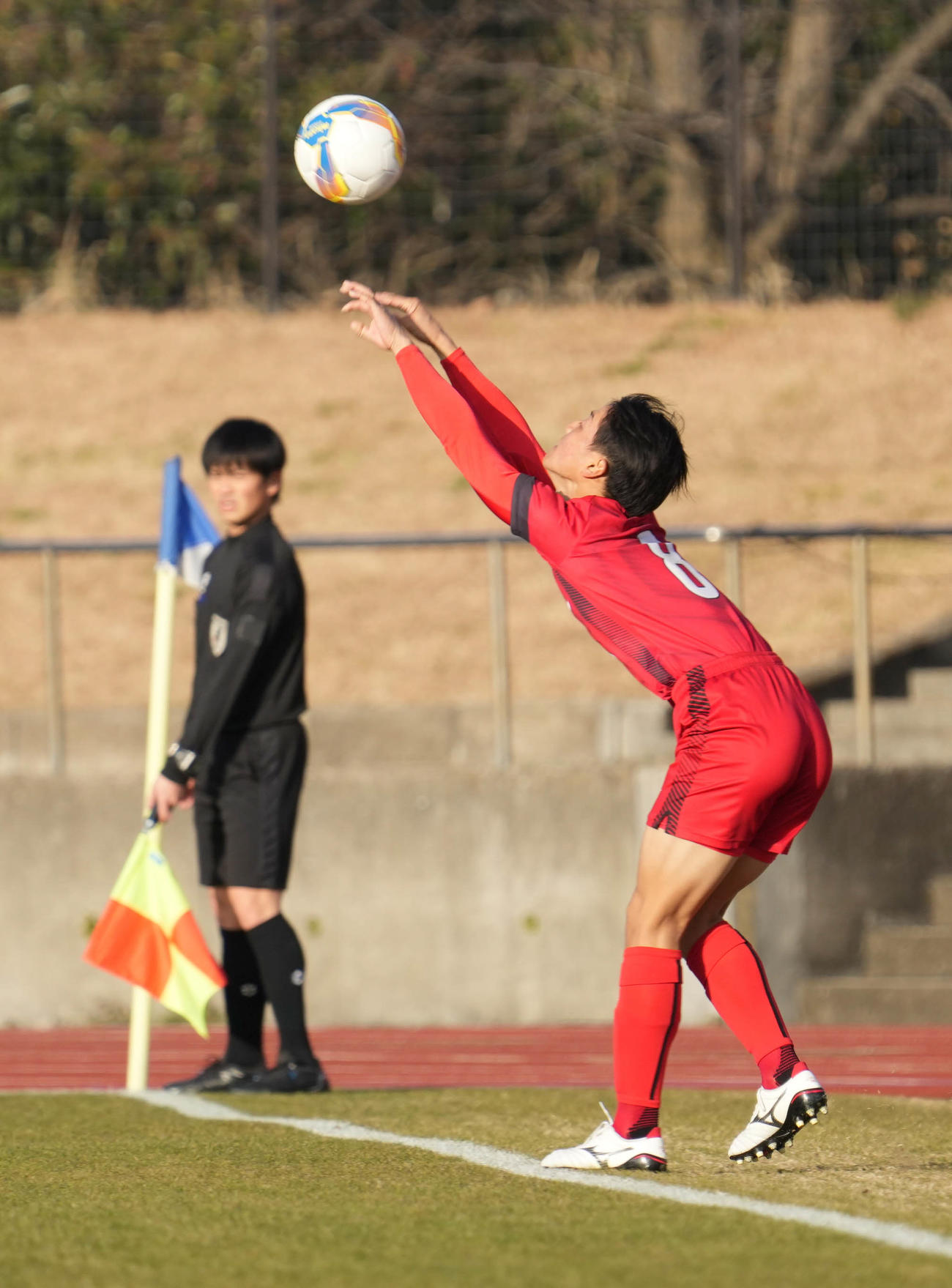 東山対聖和学園　後半、東山先制点の起点となった松橋のロングスロー（撮影・小沢裕）
