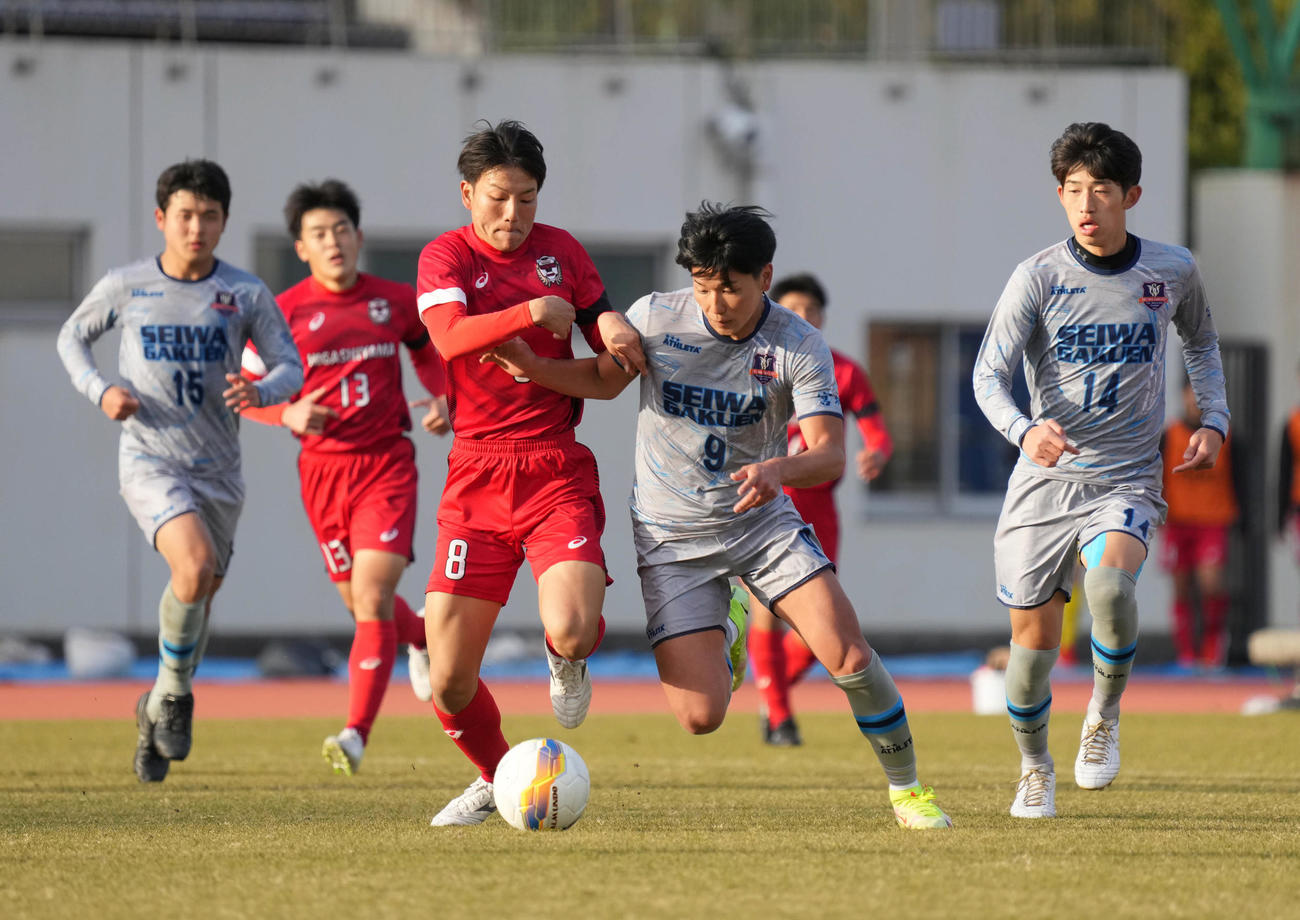 東山対聖和学園　後半、競り合う東山・松橋（中央左）と聖和学園・桃原（撮影・小沢裕）
