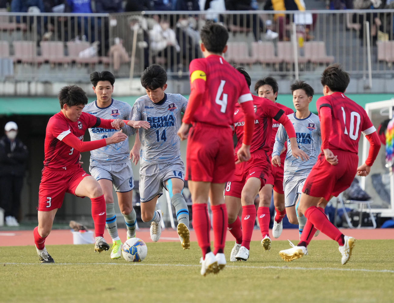 東山対聖和学園　後半、東山・志津（左）と競り合う聖和学園・藤田（撮影・小沢裕）