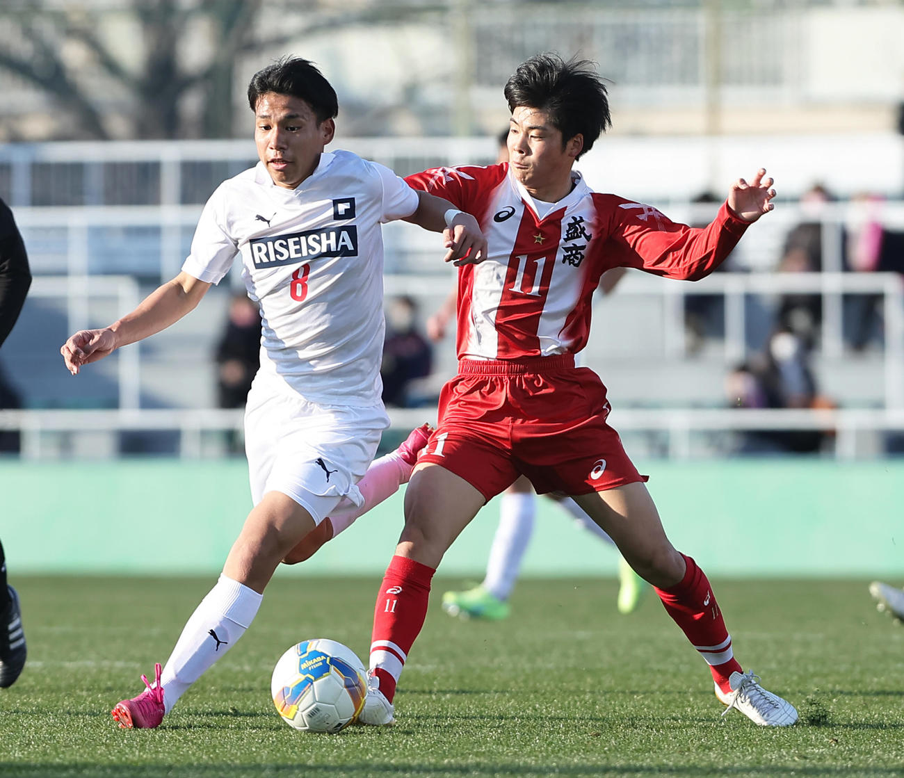 前半、競り合う履正社・小田村（左）と盛岡商・蒲田