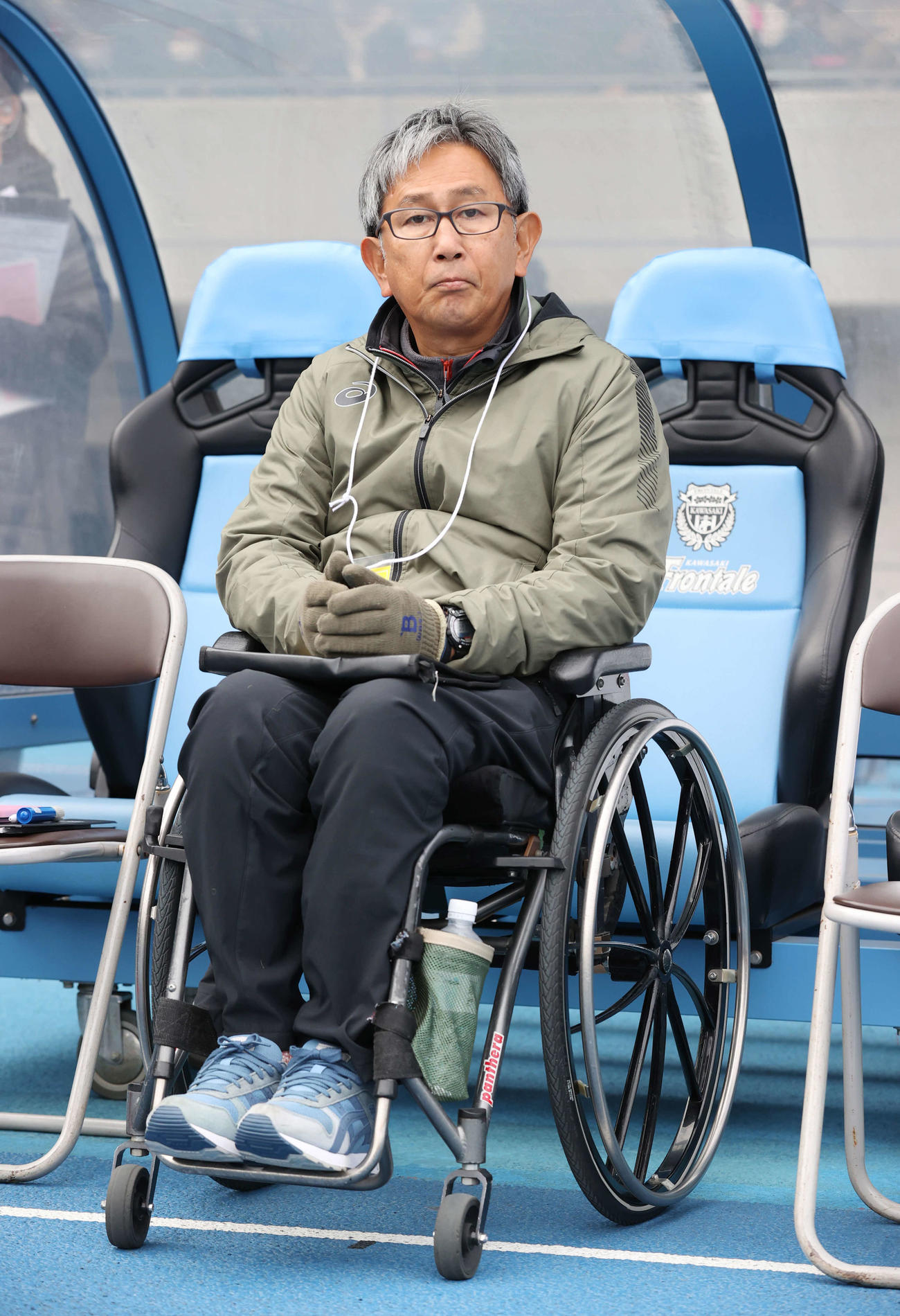 山梨学院対神村学園　試合前、ピッチを見つめる山梨学院・羽中田監督（撮影・宮地輝）