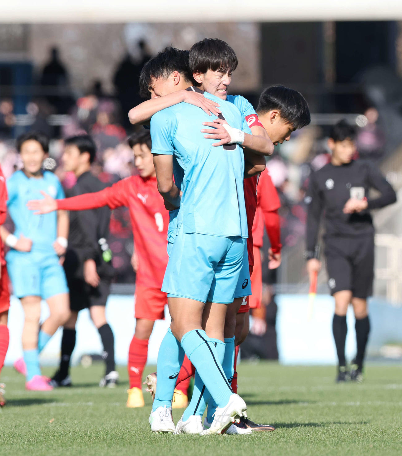 山梨学院対神村学園　試合に敗れ、悔しさを見せる山梨学院・芳野（左）と宮岡（撮影・宮地輝）