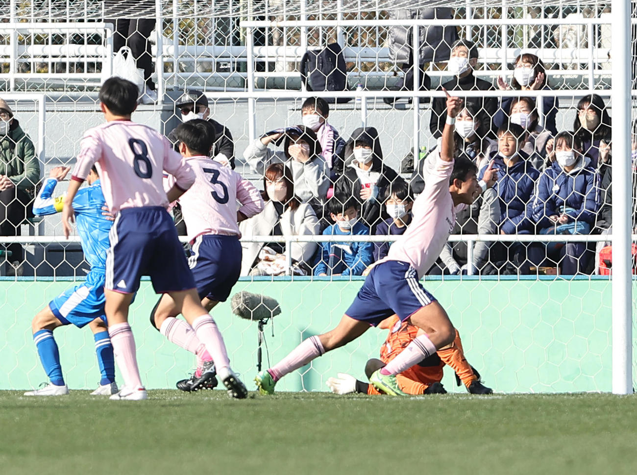 佐野日大対奈良育英　後半、ゴールを決め喜ぶ佐野日大・中埜（右）（撮影・足立雅史）