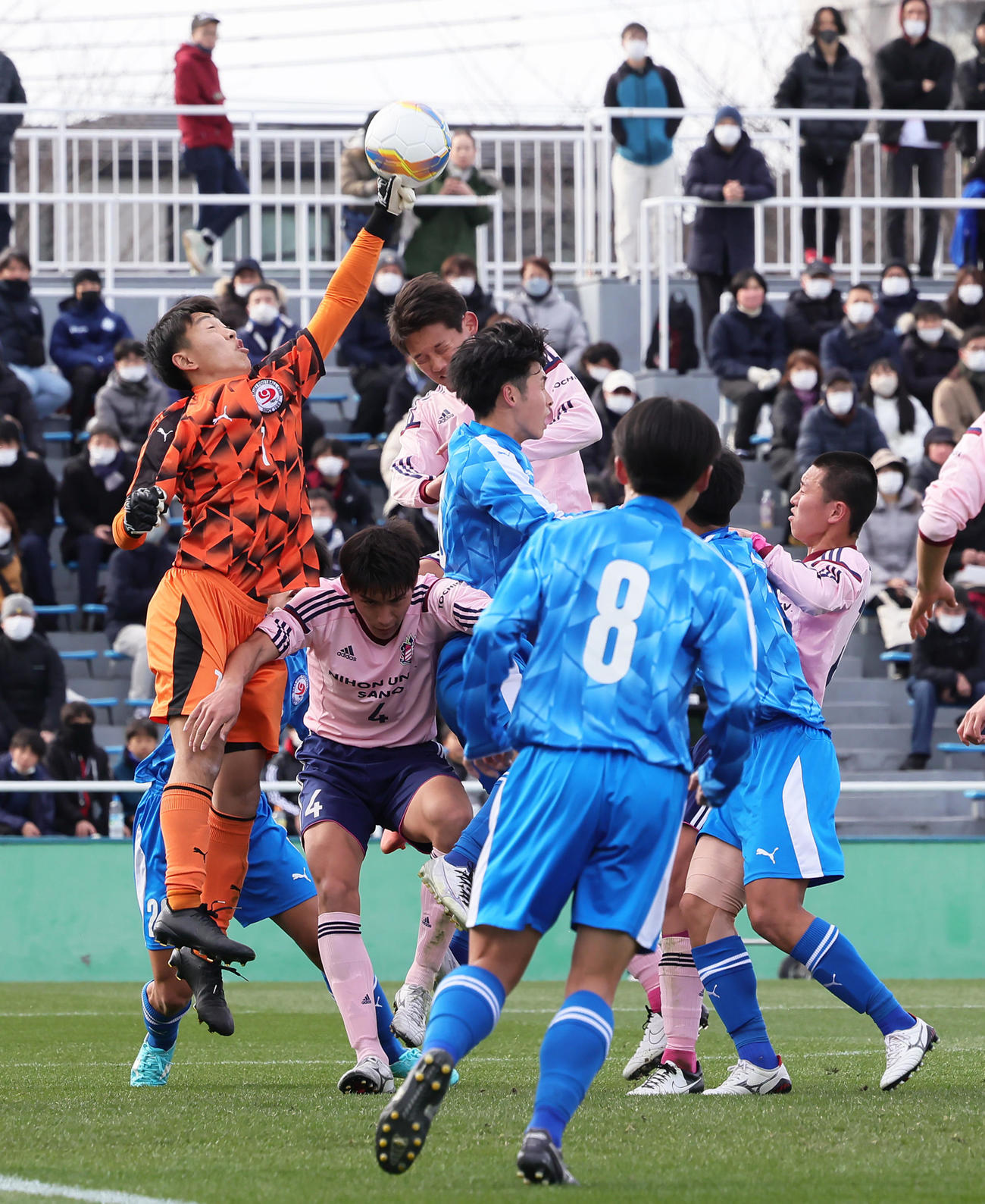 佐野日大対奈良育英　前半、必死の守備を見せる奈良育英GK伊藤（左端）（撮影・足立雅史）