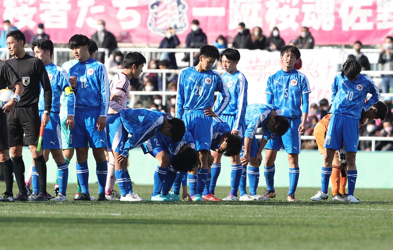 佐野日大対奈良育英　敗れがっくりとうなだれる奈良育英の選手たち（撮影・足立雅史）