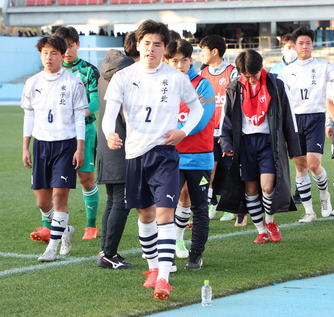 日大藤沢対米子北　逆転で敗れ肩を落とす米子北の選手たち（撮影・宮地輝）