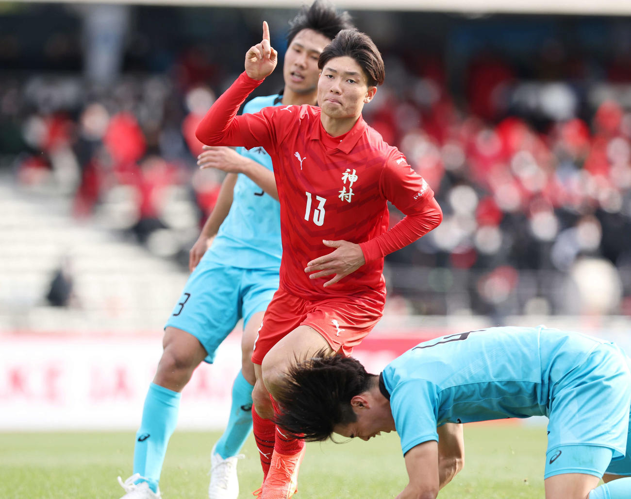 山梨学院対神村学園　前半、ゴールを決めて指を突き刺す神村学園・福田（中央）（撮影・宮地輝）