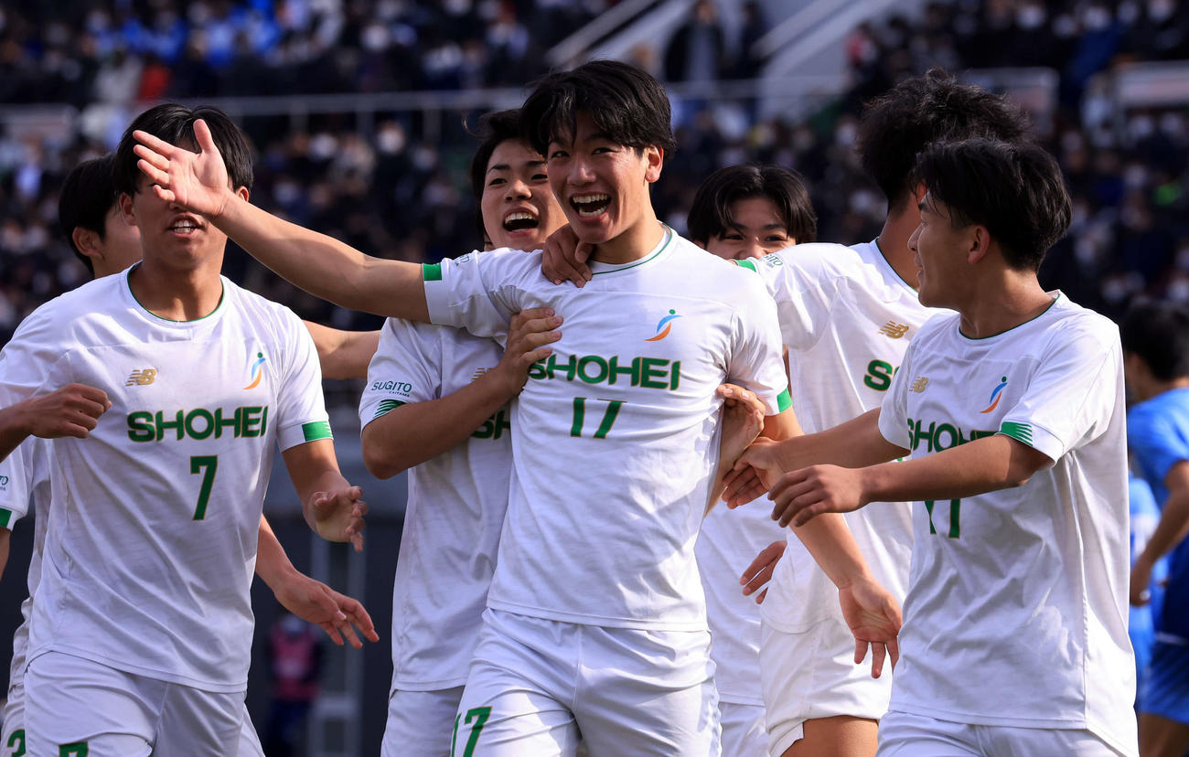 昌平対近江　後半、勝ち越しゴールを決めた昌平FW伊藤（中央）は篠田（右）らと笑顔で喜ぶ（撮影・浅見桂子）