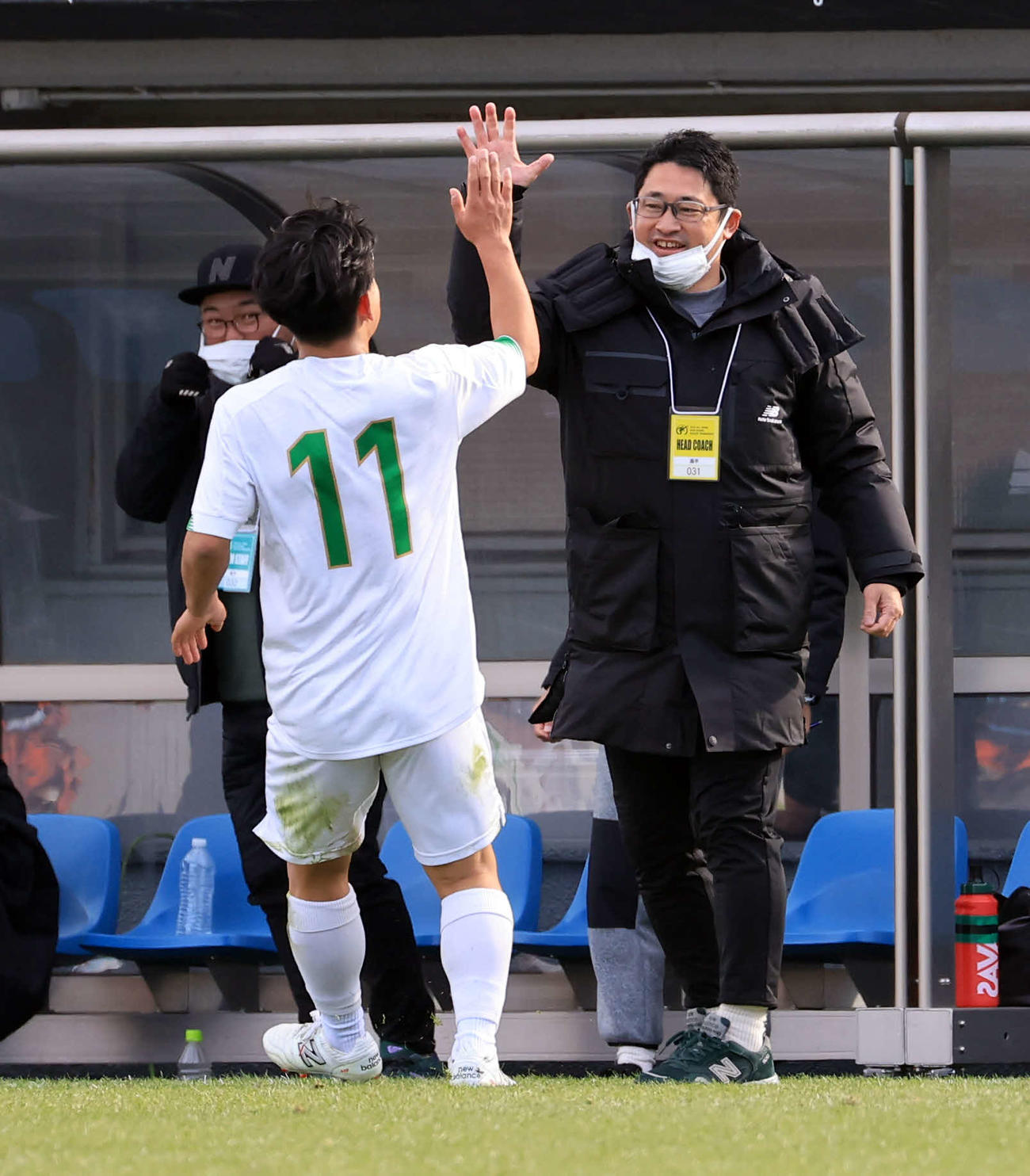昌平対近江　後半、ゴールを決めた昌平MF篠田（手前）は藤田監督とハイタッチ（撮影・浅見桂子）