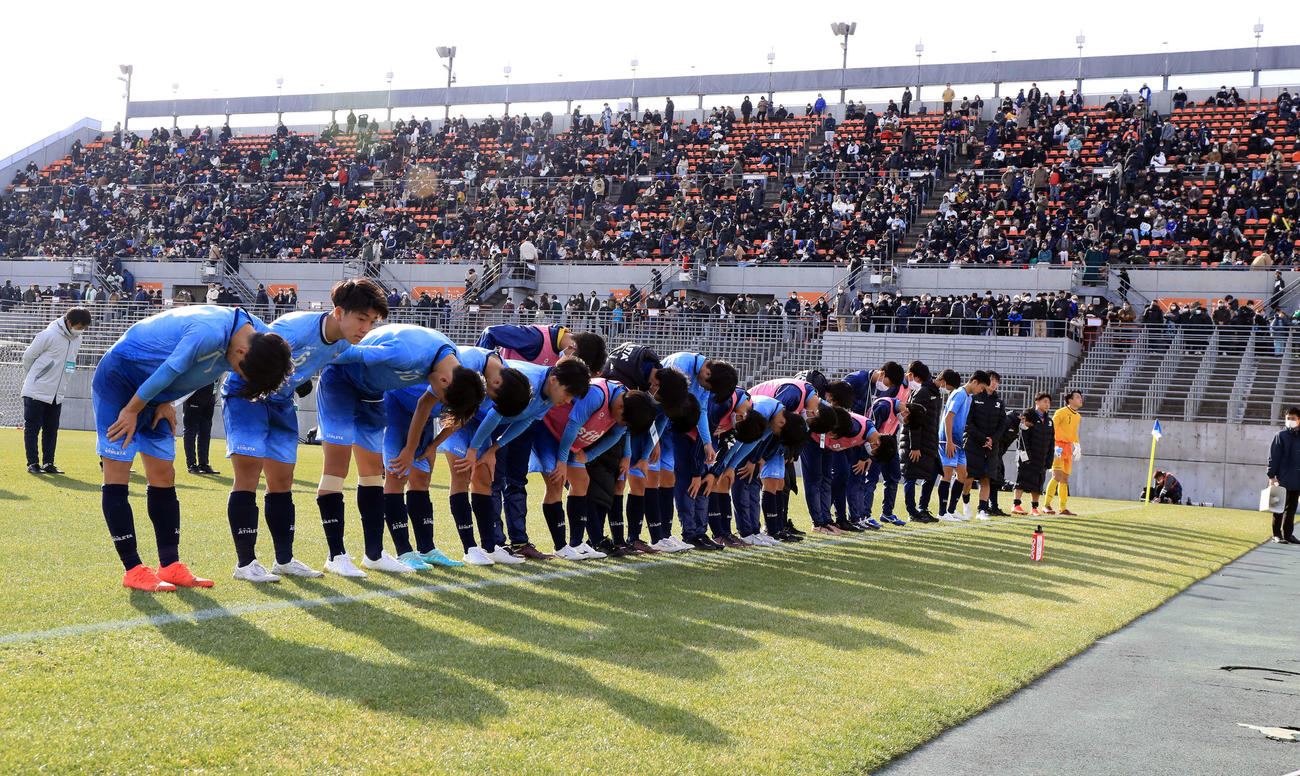 昌平対近江　1－3で敗れた近江イレブンは深々と一礼する（撮影・浅見桂子）