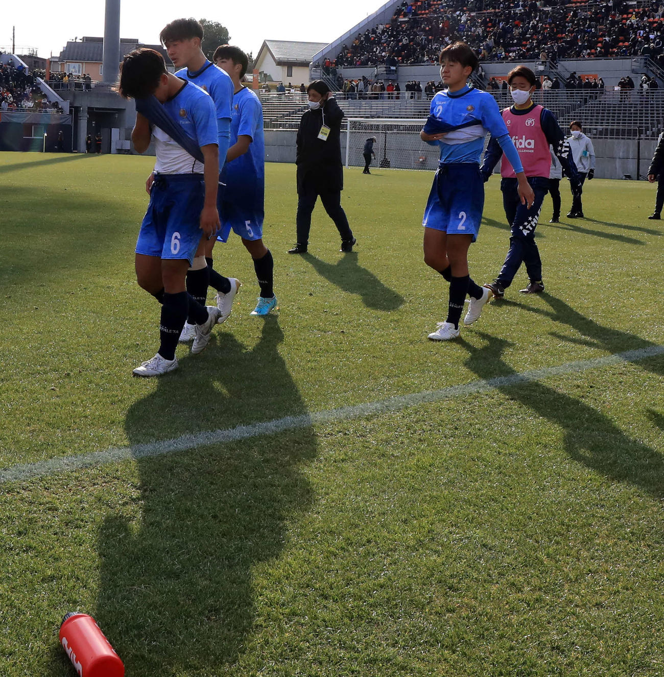 昌平対近江　1－3で敗れた近江イレブンは、前田監督（中央奥）と共にスタンドにあいさつに向かう（撮影・浅見桂子）