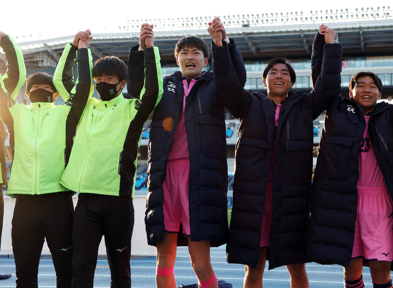 日大藤沢対米子北　勝利し、応援席と喜びを分かち合う森重（中央）ら日大藤沢の選手たち（撮影・宮地輝）