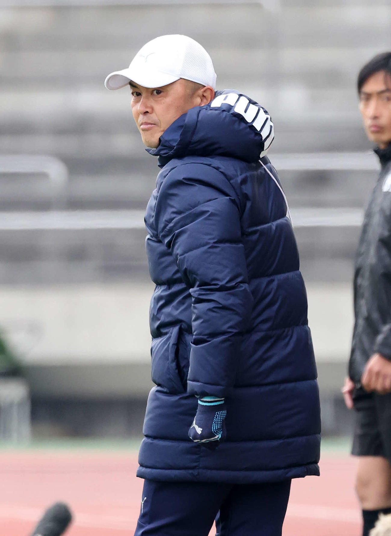 丸岡対日体大柏　前半、戦況を見つめる丸岡・小阪監督（撮影・鈴木正人）