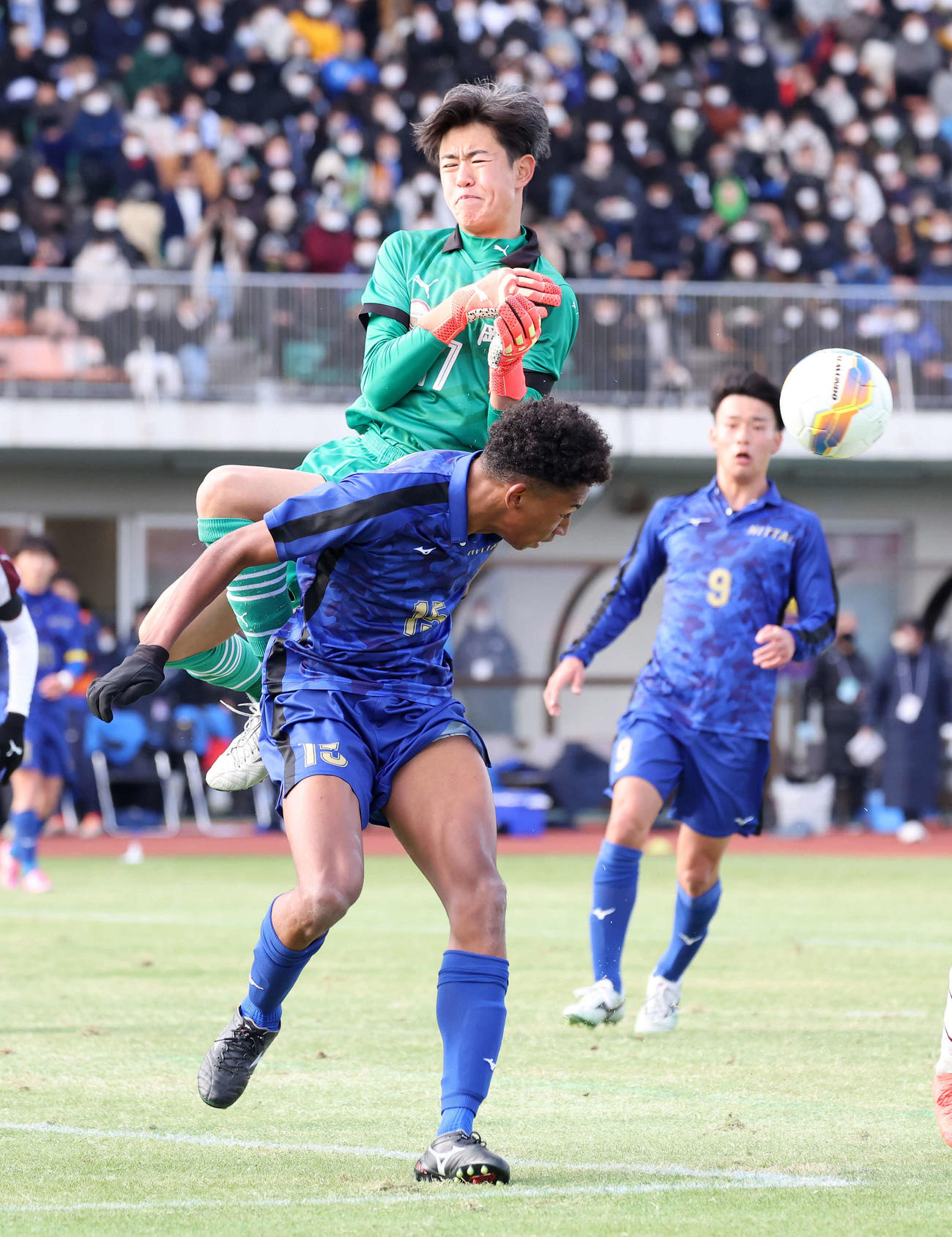 丸岡対日体大柏　後半、競り合う日体大柏・オウイエ（手前）と丸岡GK清水（撮影・鈴木正人）