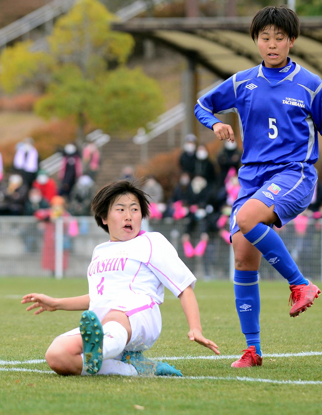 クロスにスライディングで飛び込む藤枝順心・三宅（左）
