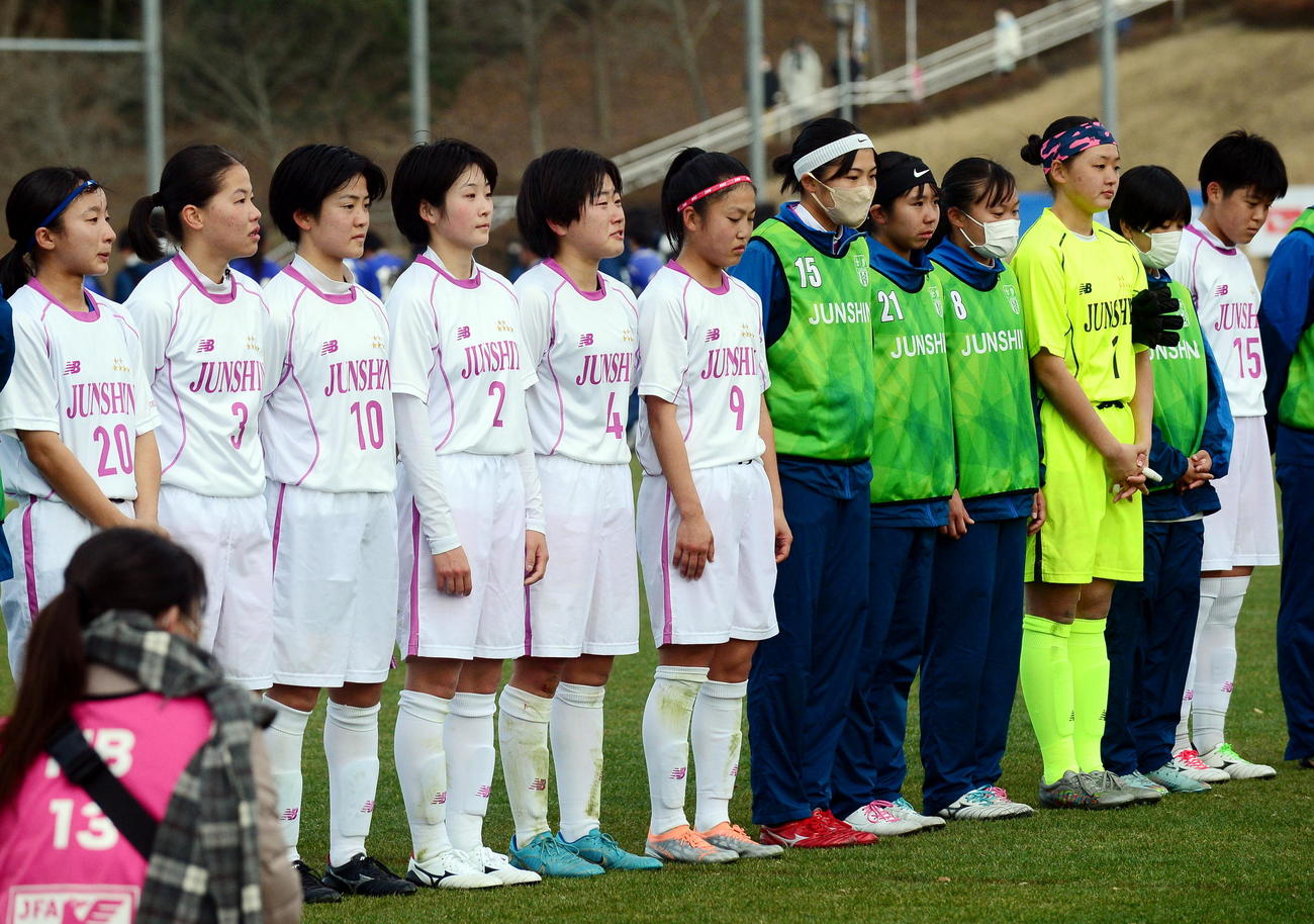 試合後、涙を浮かべながら応援席にあいさつをする藤枝順心・三宅怜（左から5人目）