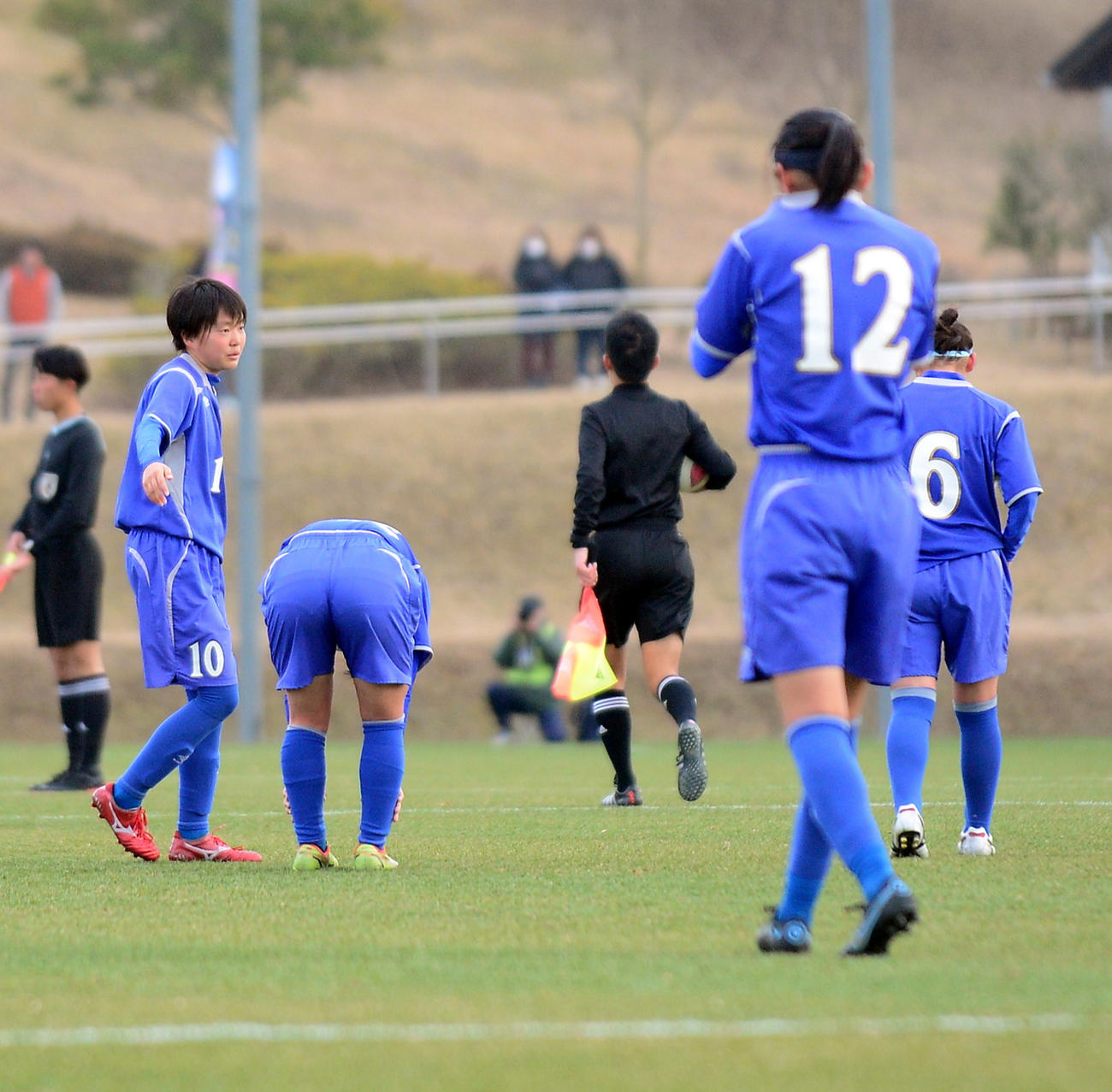 試合に敗れ肩を落とす榊原（左）ら常葉大橘イレブン