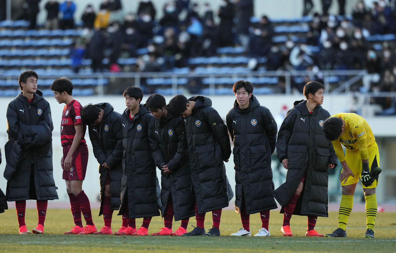 PK戦の末、大津に敗れ肩を落とす浜松開成館イレブン（撮影・横山健太）