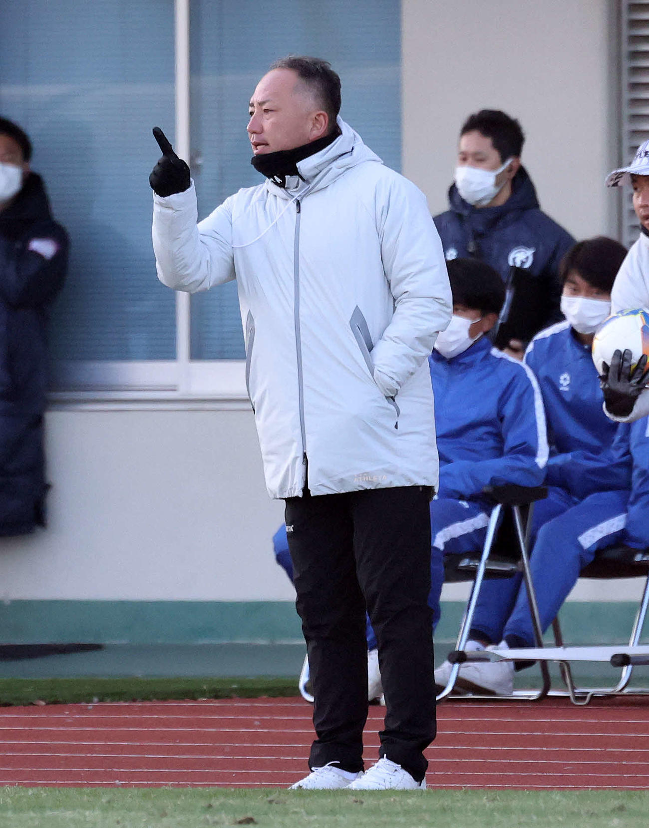 明桜対飯塚　前半、戦況を見つめるノースアジア大明桜・原監督（撮影・鈴木正人）