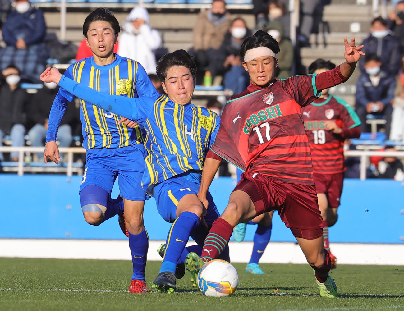 前半、競り合う国見・平田（左）と尚志・網代