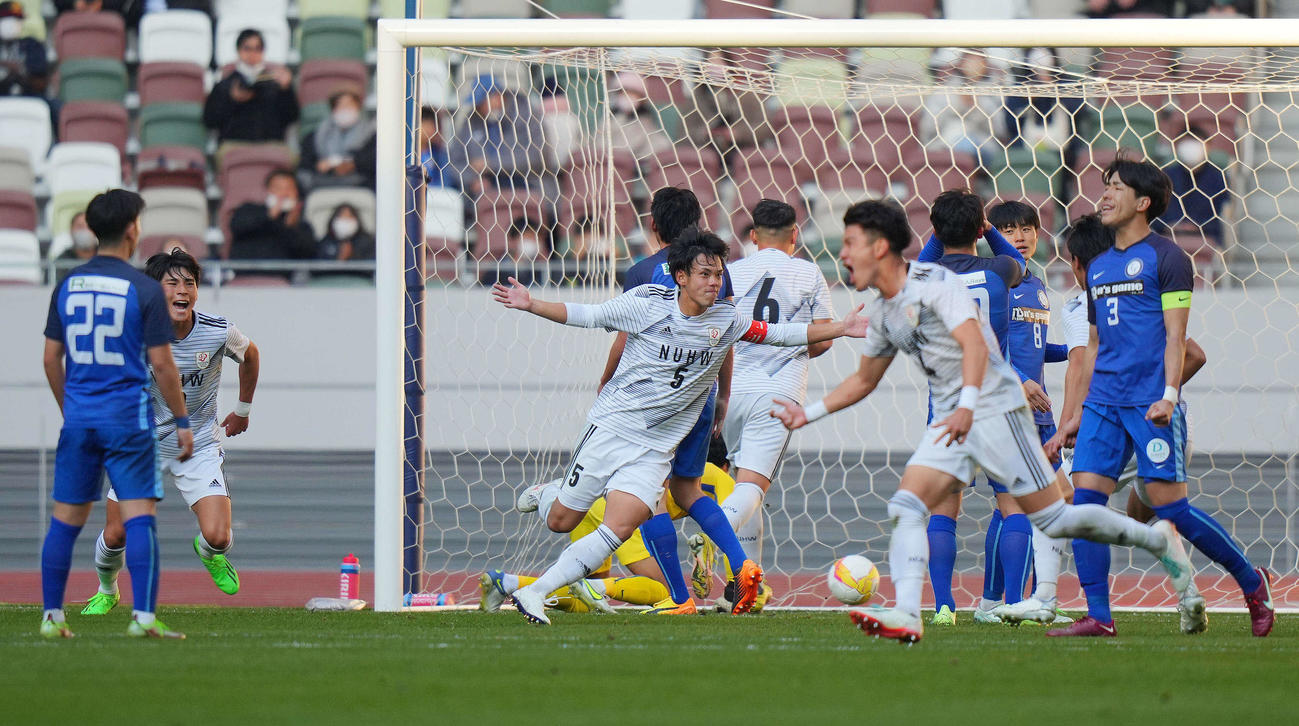 前半、勝ち越しとなるゴールを決め喜ぶ新潟医療福祉大・二階堂正哉（中央）（撮影・垰建太）