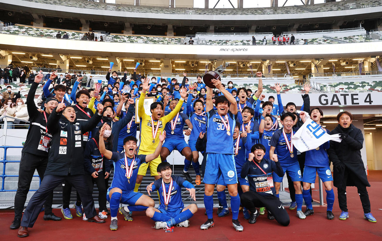 新潟医療福祉大対桐蔭横浜大　逆転勝ちで優勝を果たしトロフィーを掲げ歓喜の桐蔭横浜大イレブン（撮影・垰建太）