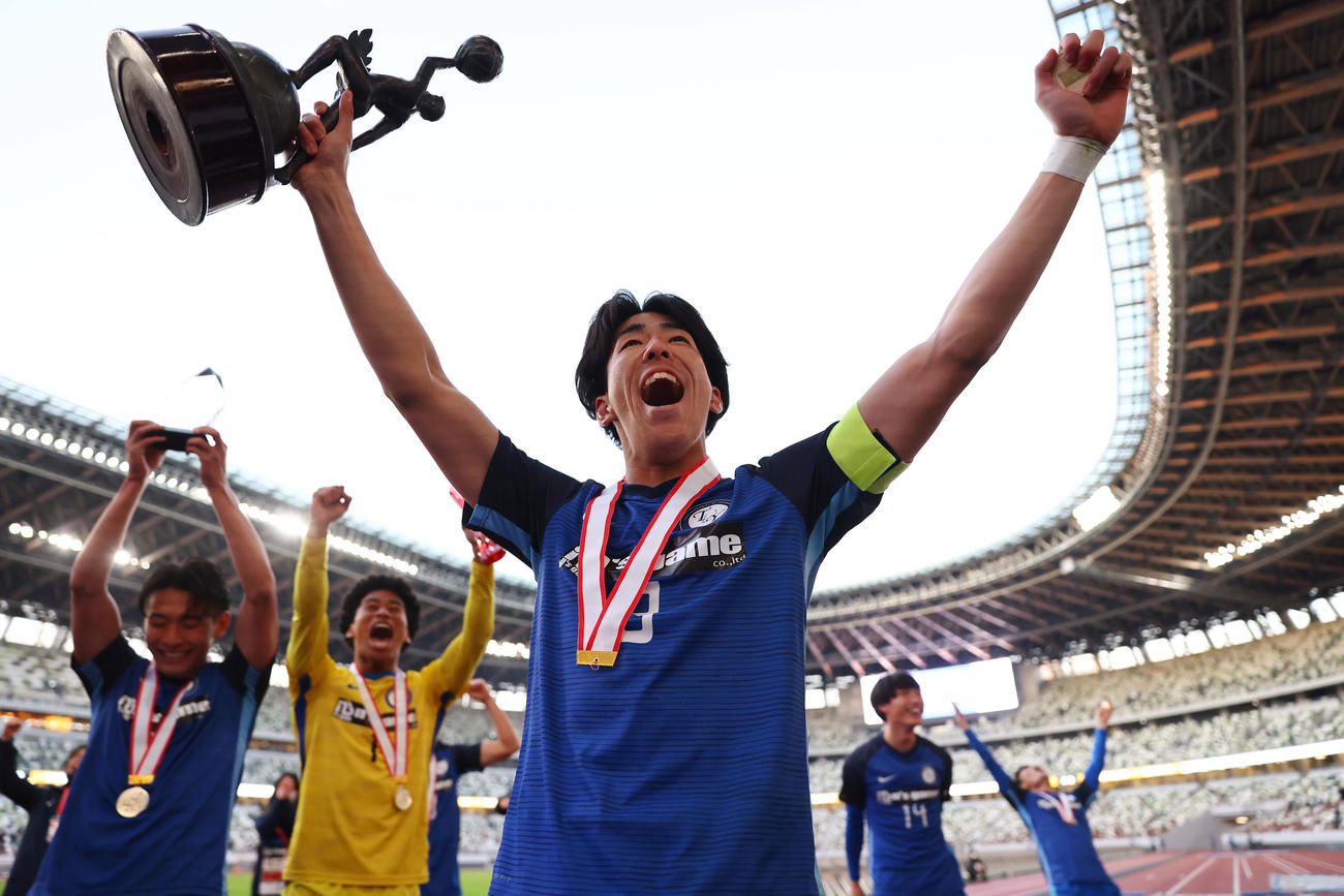 新潟医療福祉大対桐蔭横浜大　逆転勝ちで優勝を果たしトロフィーを手にスタンドにガッツポーズする桐蔭横浜大・中野（中央）（撮影・垰建太）