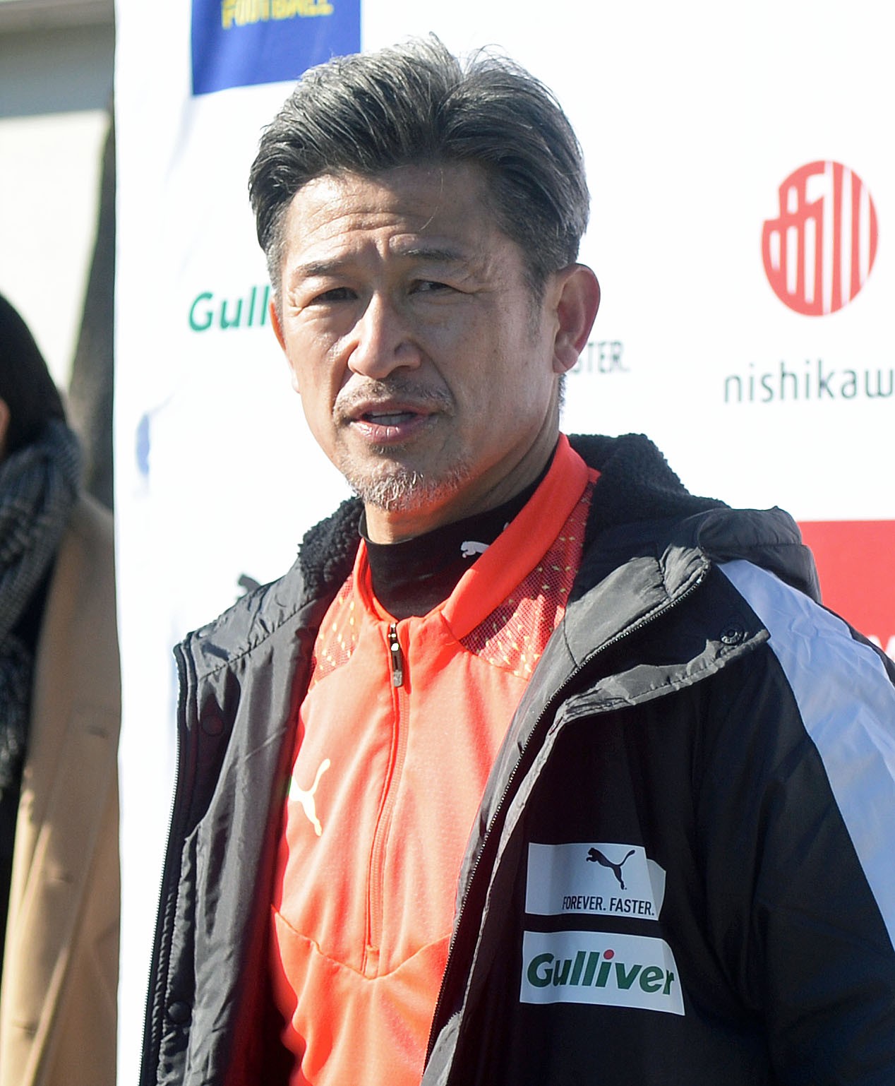 初蹴り後に取材に応じるFWカズ