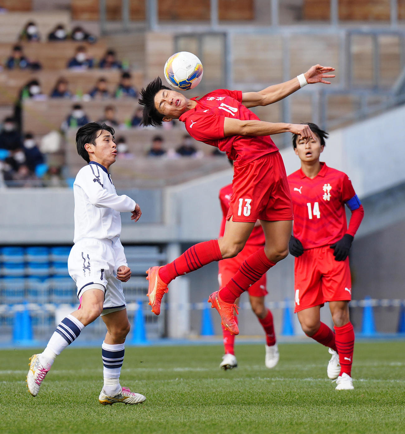 日大藤沢対神村学園　前半、顔面でトラップする神村学園・福田（右）（撮影・江口和貴）
