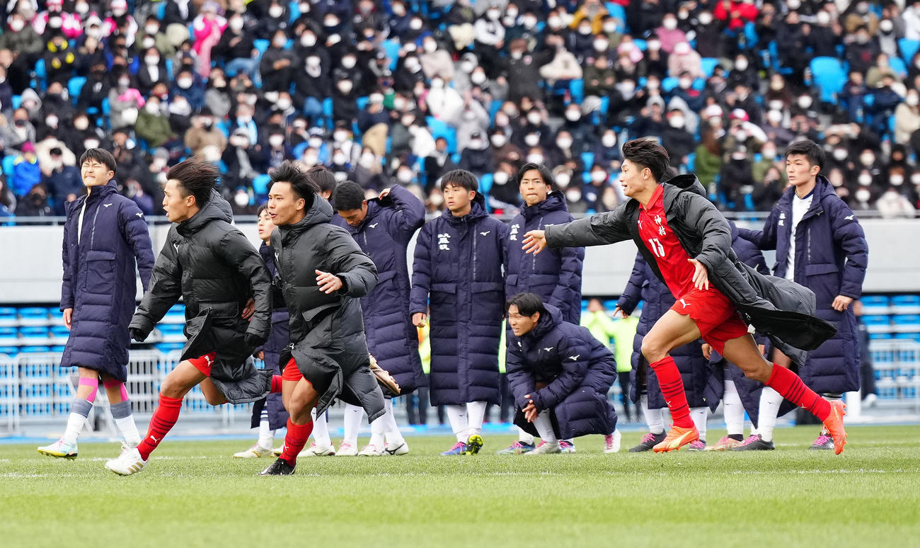 日大藤沢対神村学園　PK戦で勝利し、歓喜する神村学園の選手たち。手前右は福田、同左は大迫（撮影・江口和貴）
