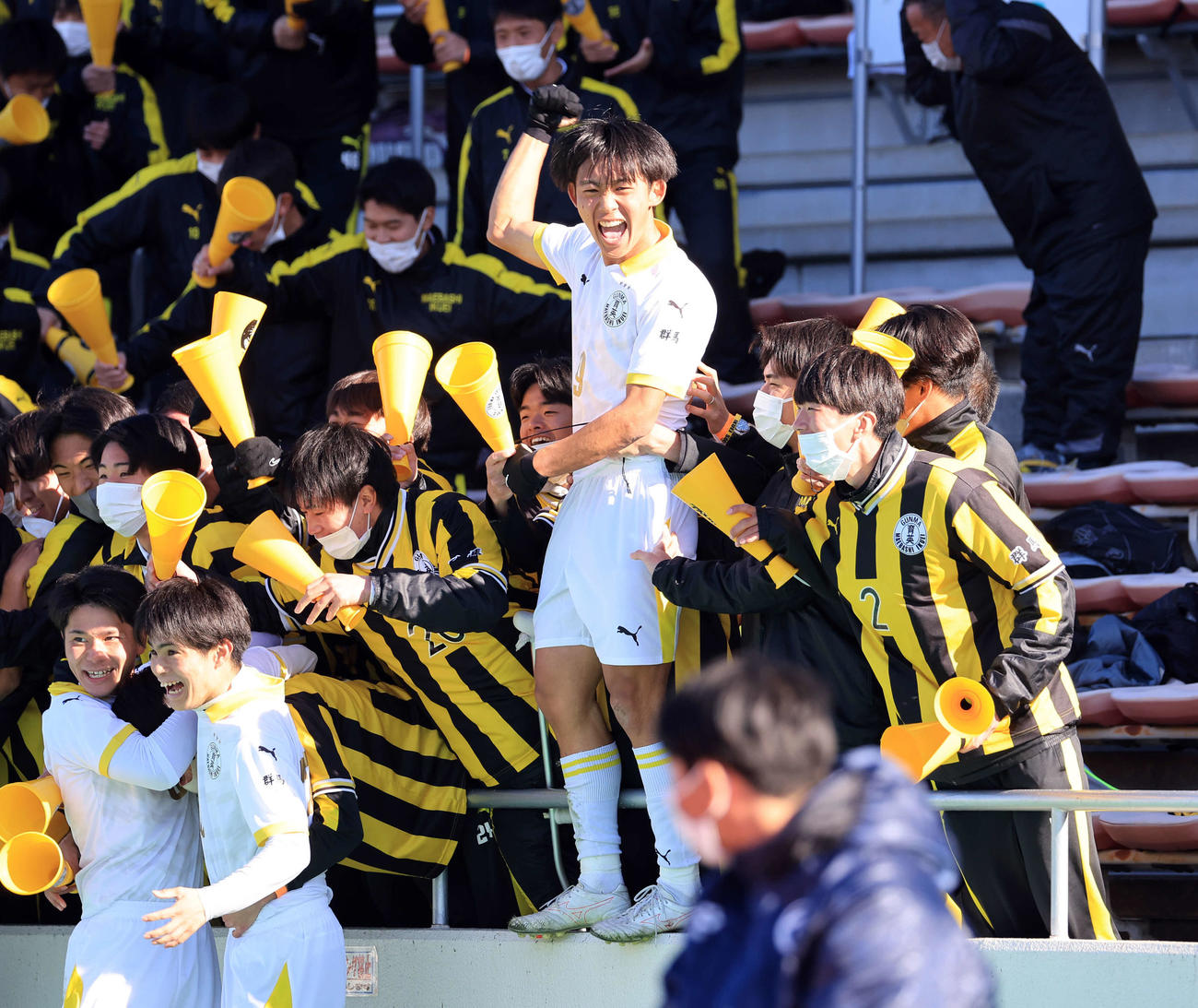 前橋育英対昌平　後半、チーム2点目のゴールを決めスタンドの選手たちと喜ぶ前橋育英MF青柳（中央）（撮影・浅見桂子）