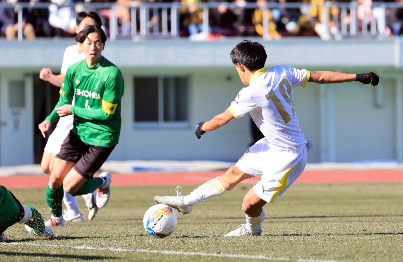 前橋育英対昌平　後半、チーム2点目のゴールを決める前橋育英MF青柳（右）（撮影・浅見桂子）