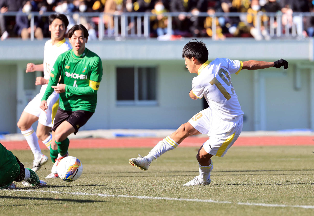 前橋育英対昌平　後半、チーム2点目のゴールを決める前橋育英MF青柳（右）（撮影・浅見桂子）