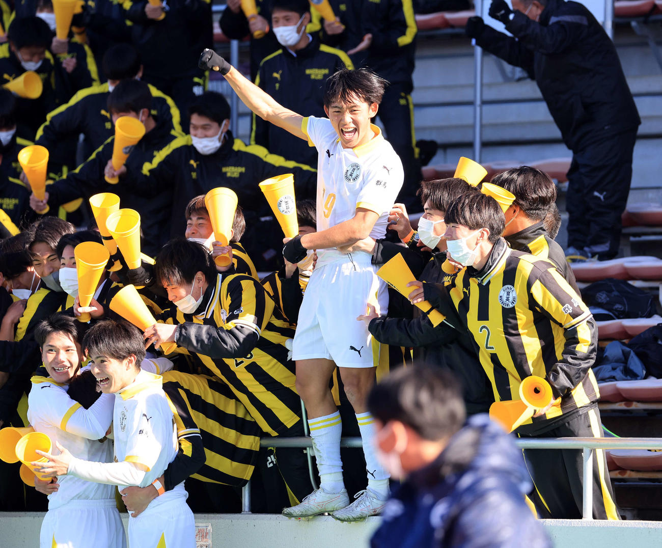 前橋育英対昌平　後半、チーム2点目のゴールを決めスタンドの選手たちと喜ぶ前橋育英MF青柳（中央）（撮影・浅見桂子）