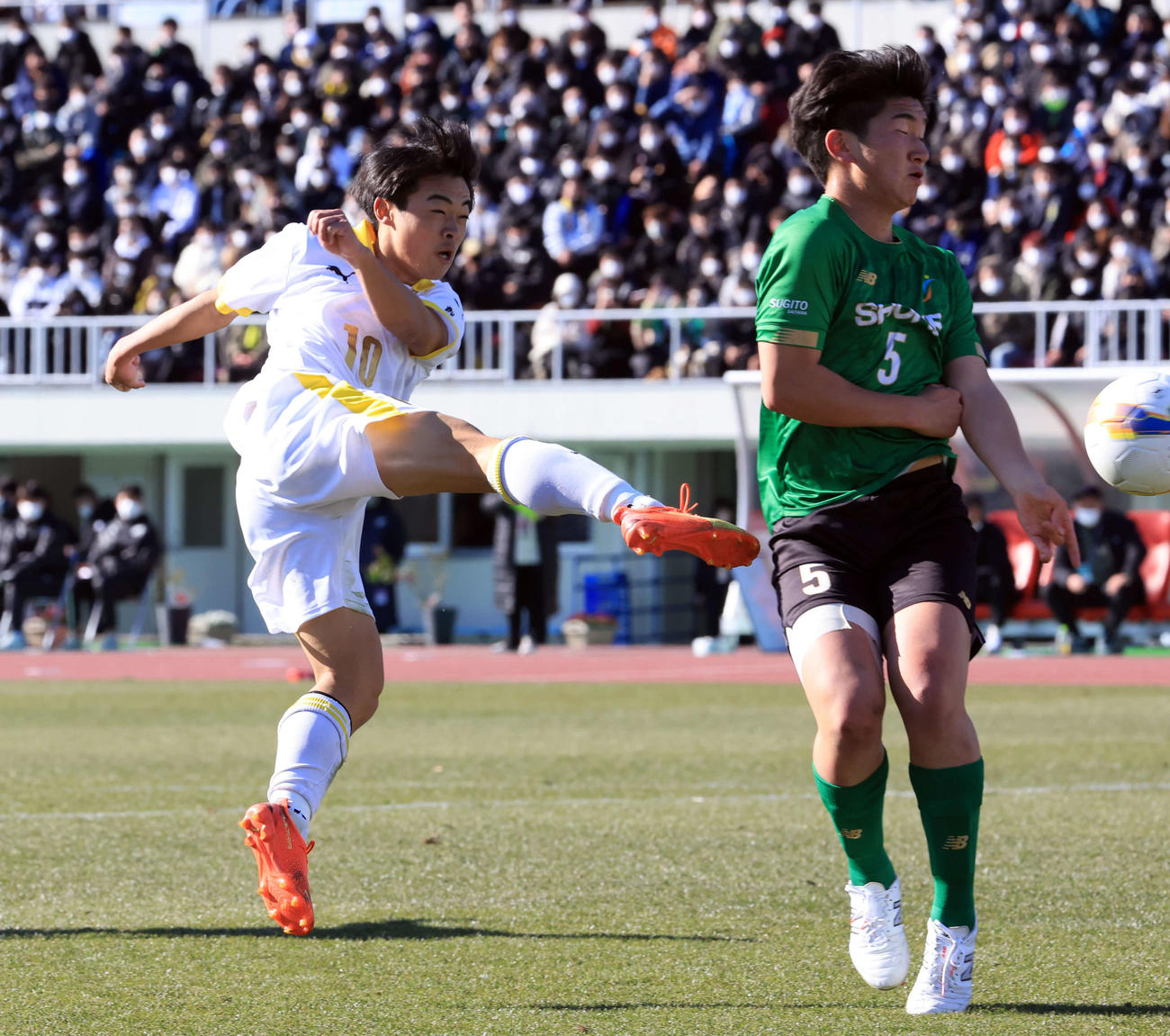 前橋育英対昌平　前半、シュートを放つ前橋育英FW高足（左）（撮影・浅見桂子）