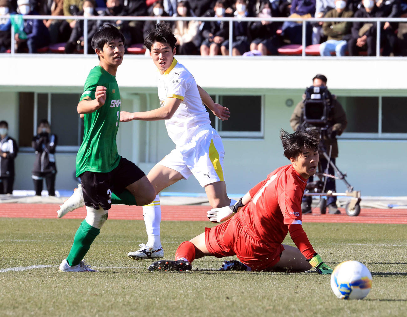 前橋育英対昌平　前半、ゴールを決める前橋育英FW山本（中央）（撮影・浅見桂子）