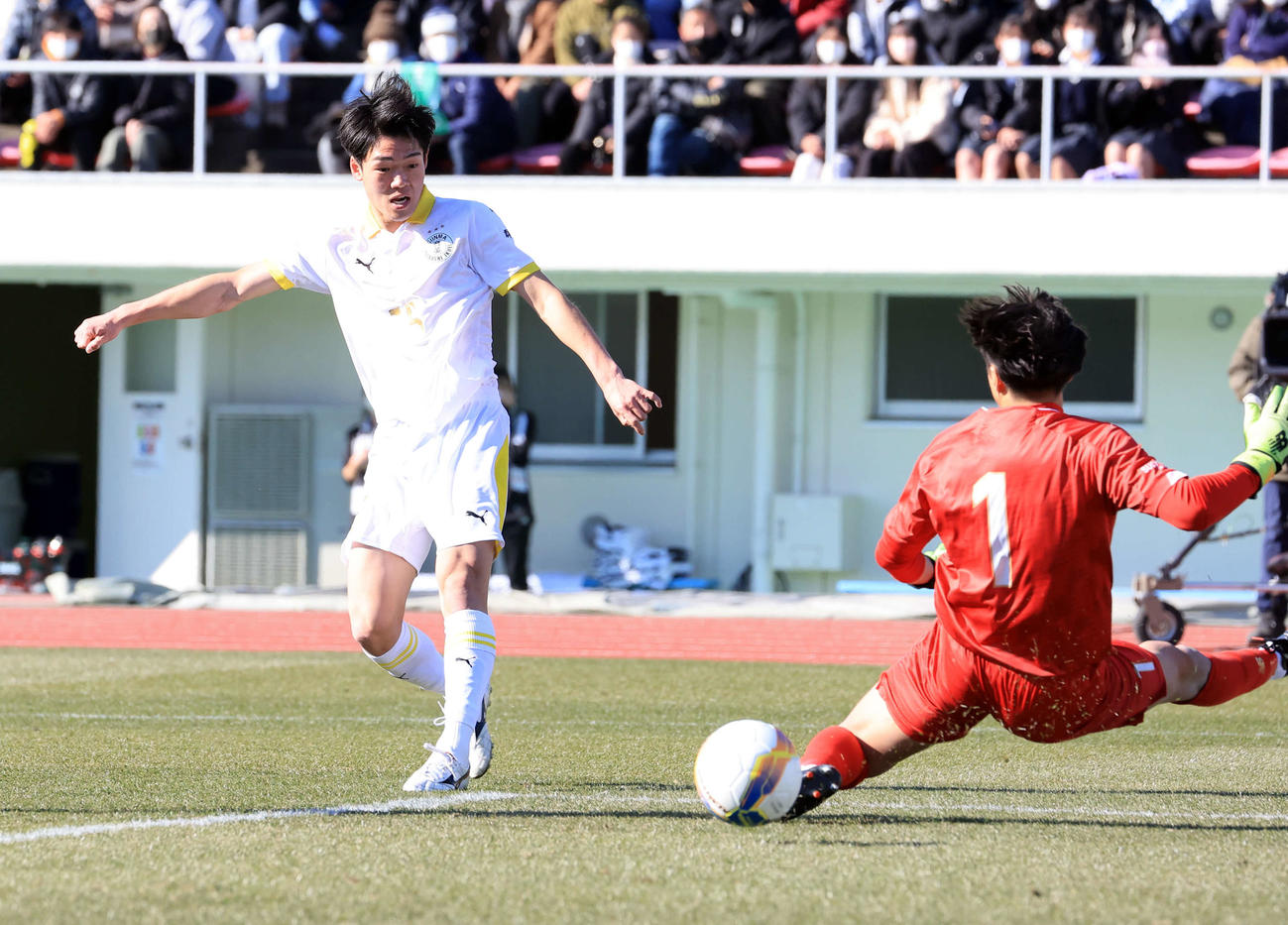 前橋育英対昌平　前半、ゴールを決める前橋育英FW山本（左）（撮影・浅見桂子）