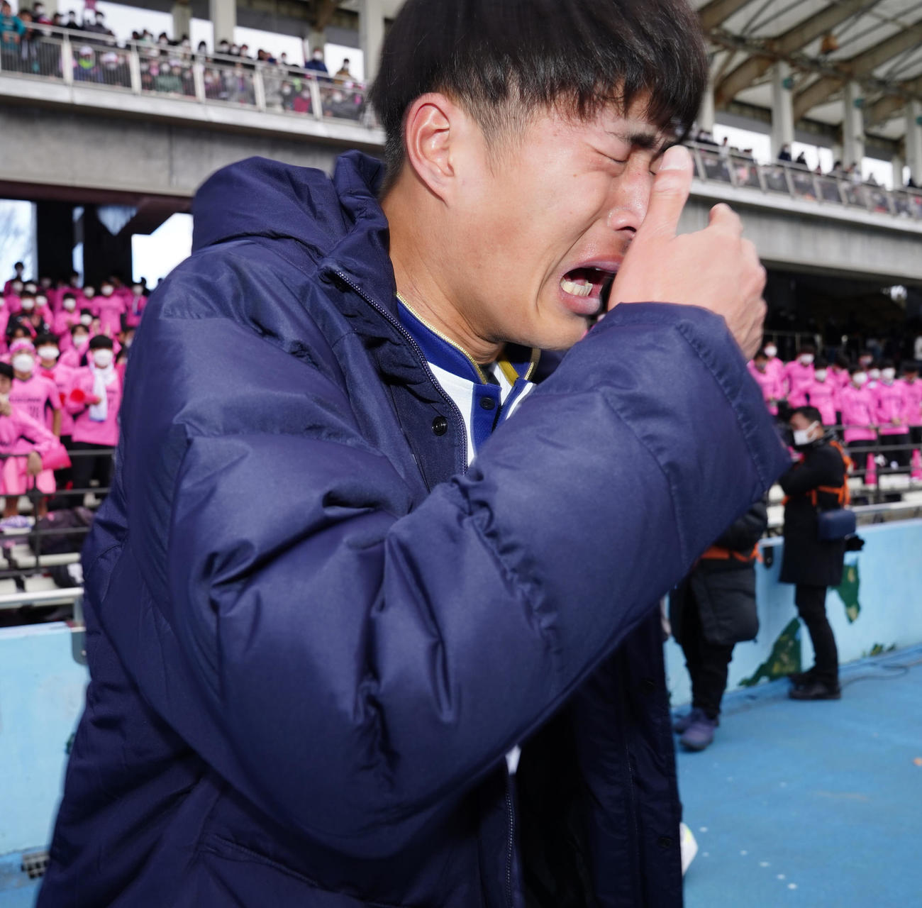 日大藤沢対神村学園　PK戦で敗れ、涙する日大藤沢・森重（撮影・江口和貴）