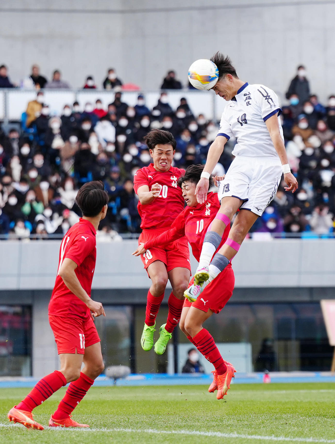 日大藤沢対神村学園　後半、ヘディングで先制ゴールを決める日大藤沢・森重（右）（撮影・江口和貴）