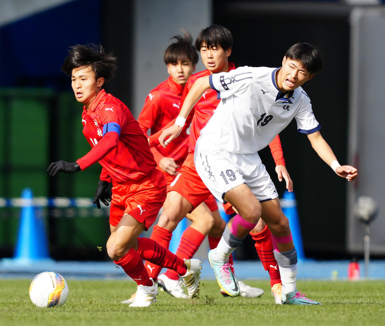 日大藤沢対神村学園　前半に臨む神村学園・大迫（左）と日大藤沢・森重（撮影・江口和貴）