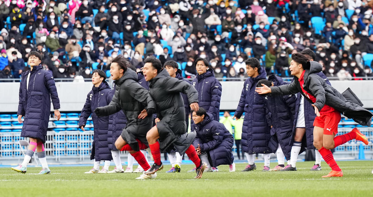 日大藤沢対神村学園　PK戦で神村学園に敗れ、厳しい表情の森重（左端）ら日大藤沢の選手たち（撮影・江口和貴）