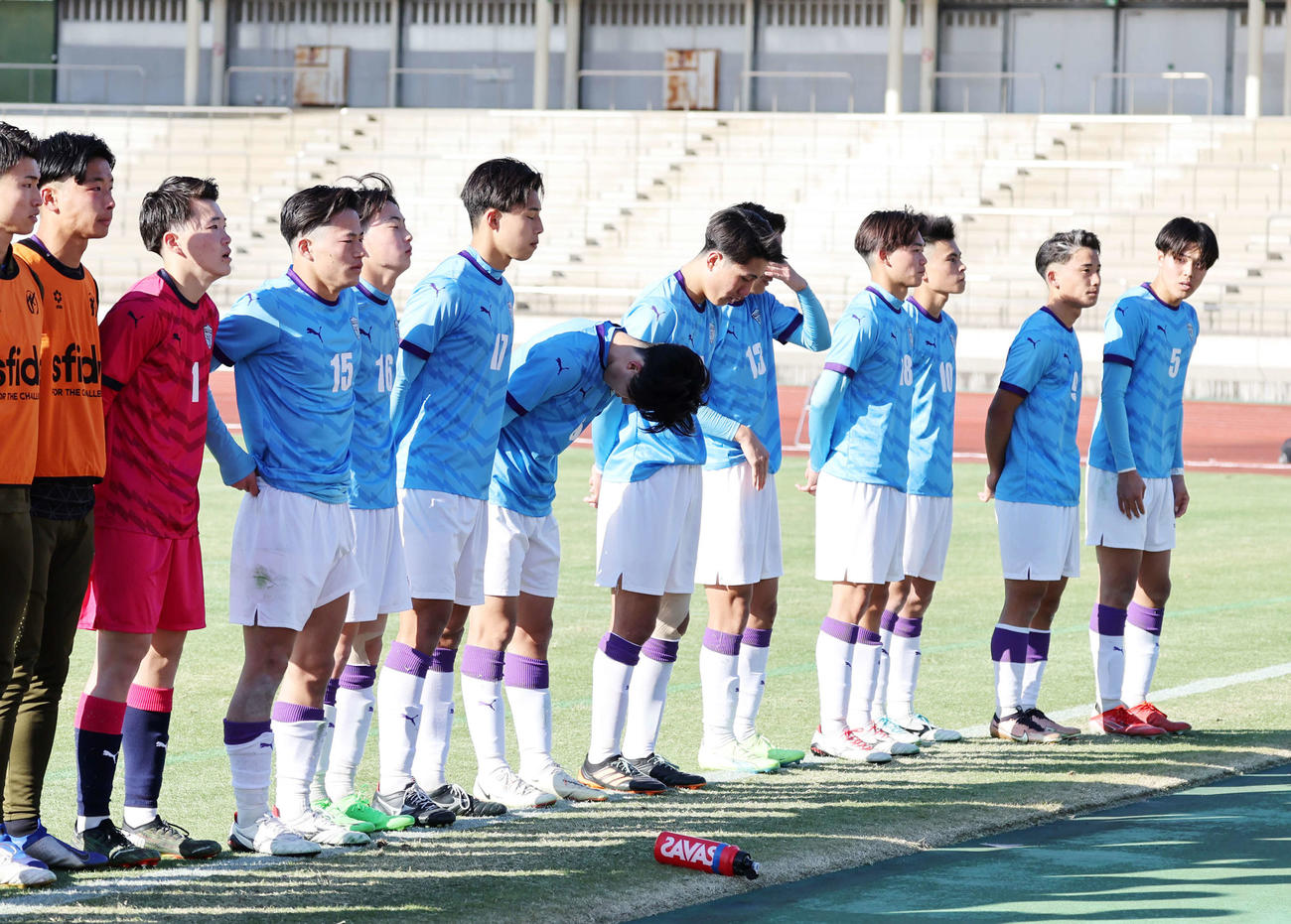 日体大柏対飯塚　敗戦し応援席にあいさつする飯塚の選手たち（撮影・鈴木正人）