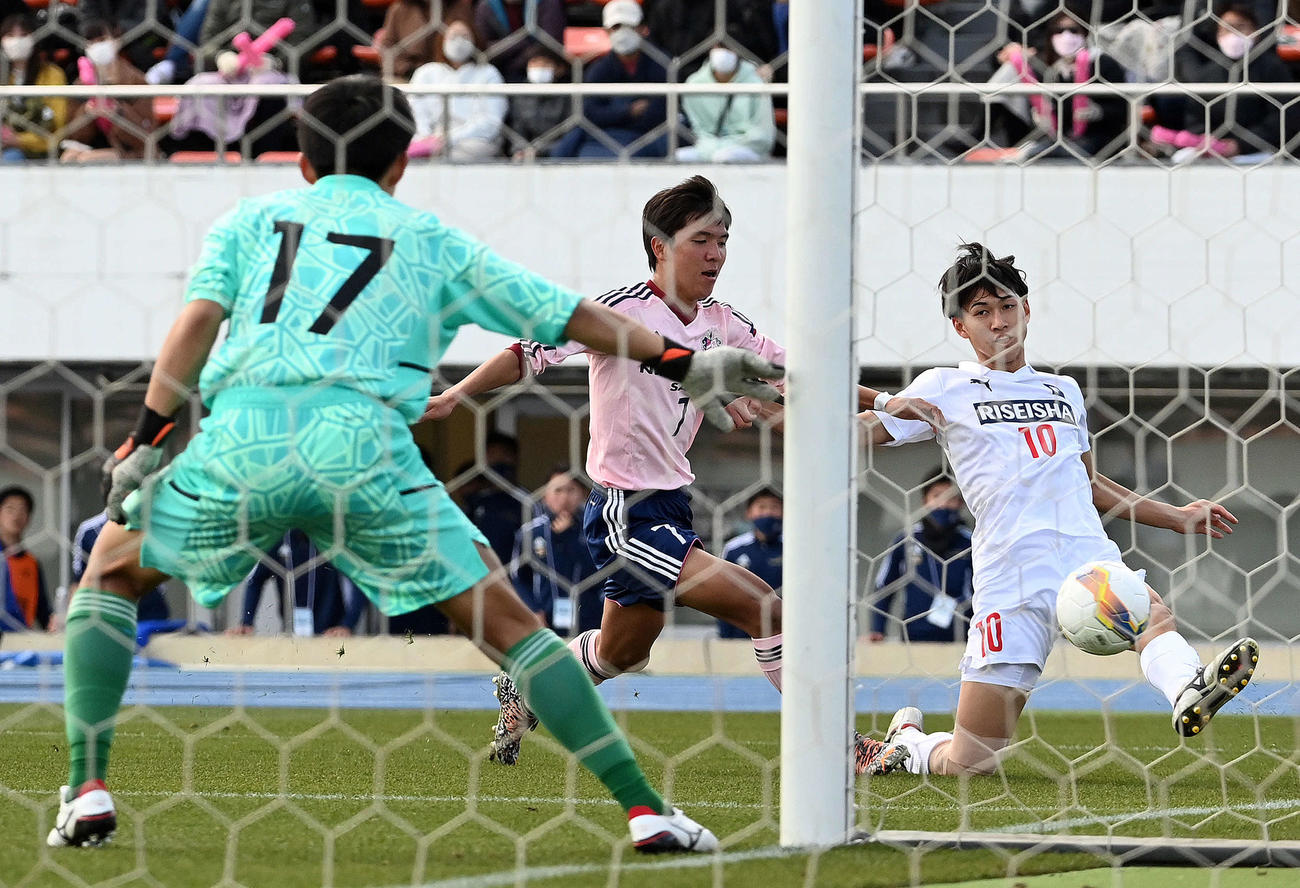 佐野日大対履正社　前半、左サイドぎりぎりからゴール前にパスを出す履正社・名願（撮影・たえ見朱実）