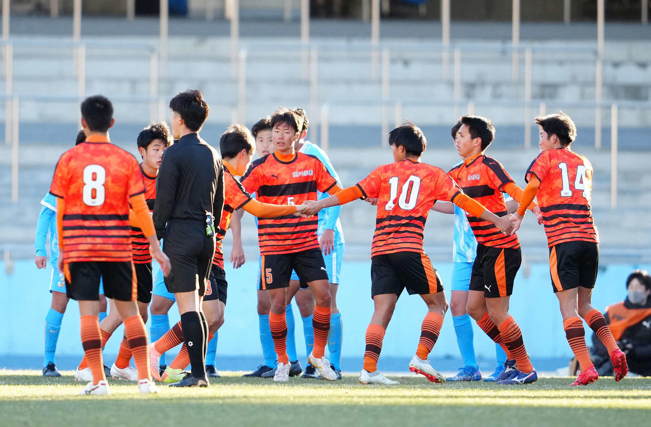 「トルメンタ」を披露する高川学園の選手たち（2022年１月撮影）