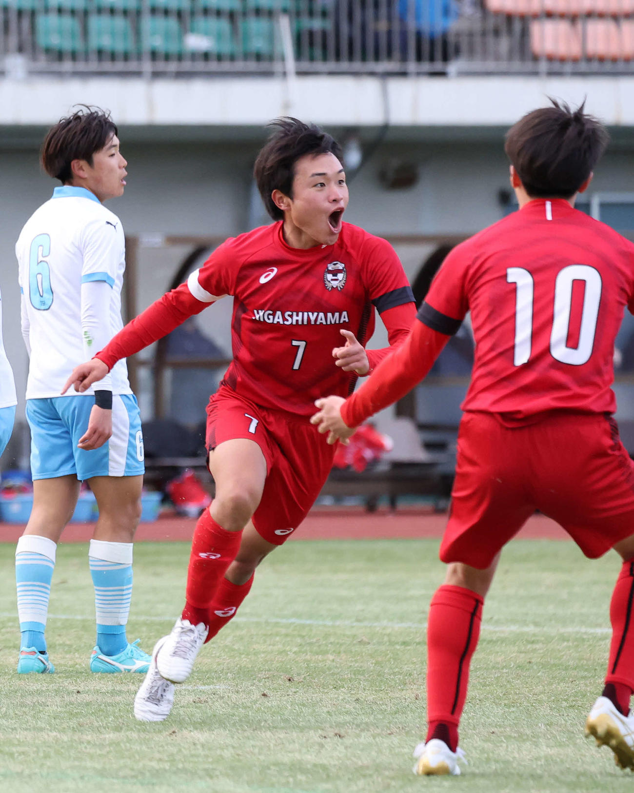高川学園対東山　後半、ゴールを決め走りだす東山・真田（中央）（撮影・鈴木正人）