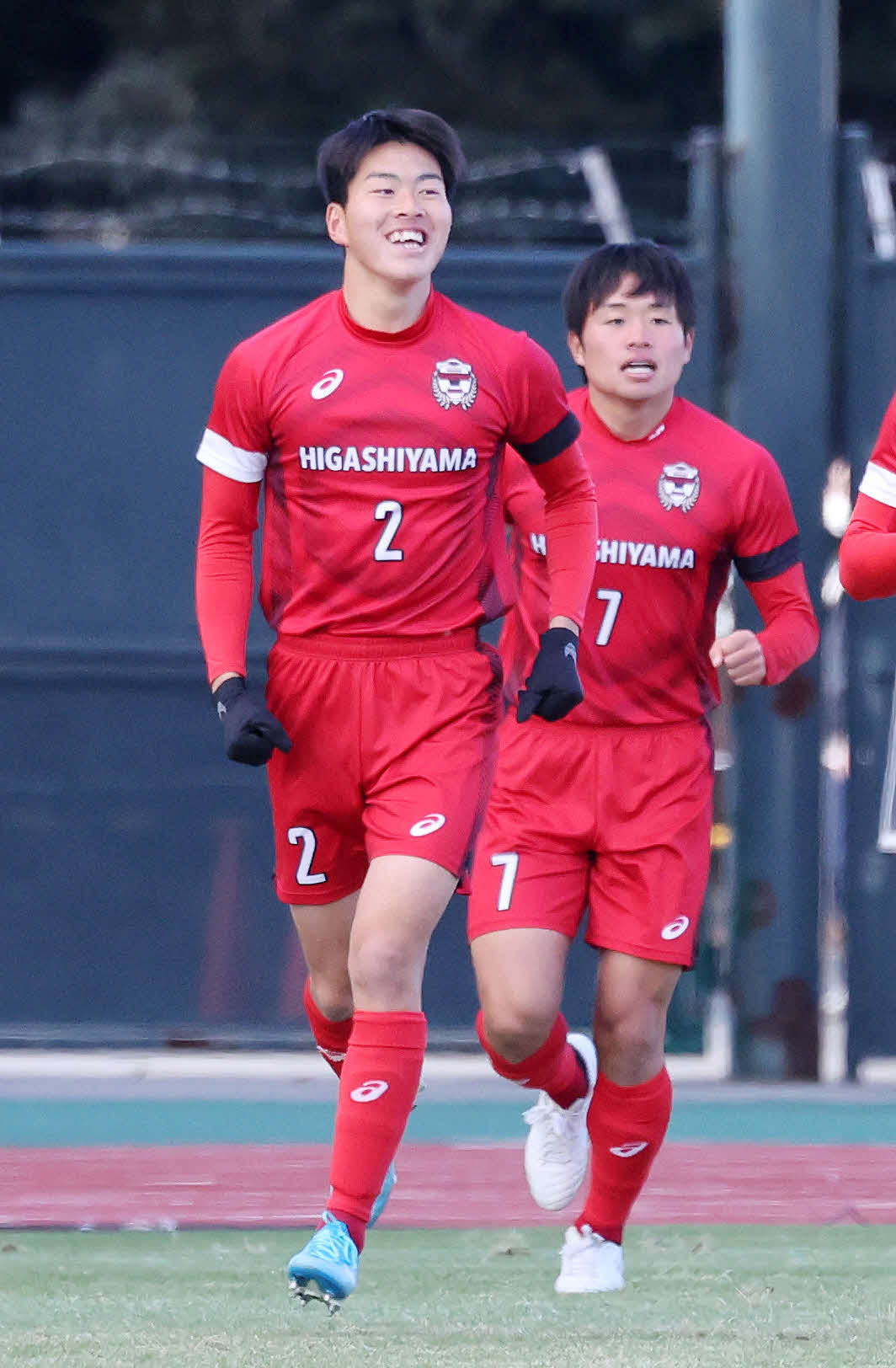 高川学園対東山　前半、ゴールを決め笑顔を見せる東山・石井（左）（撮影・鈴木正人）